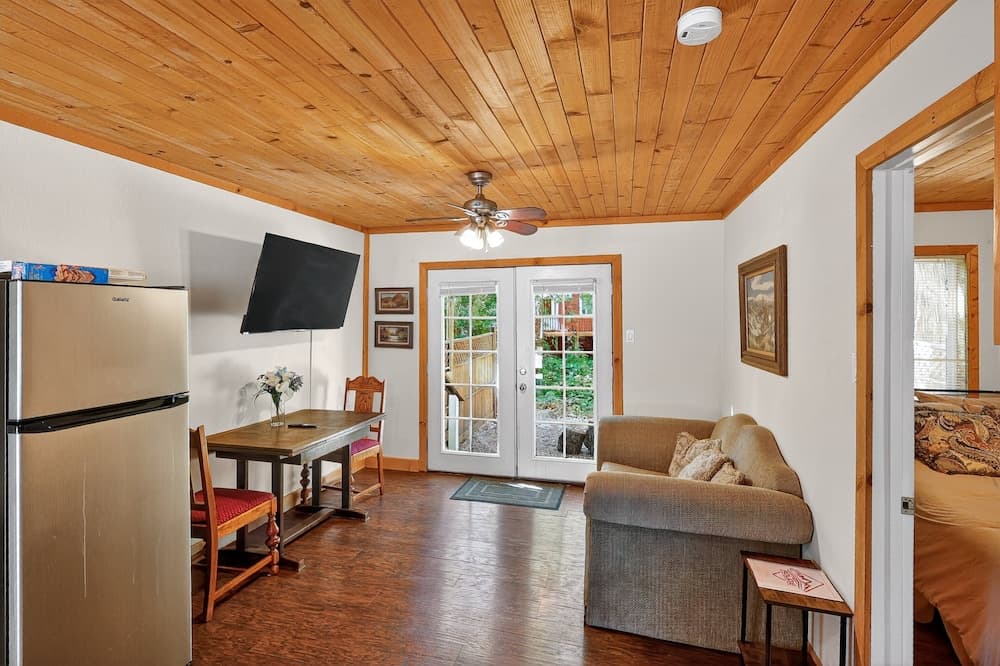 Rouge Cobb Mountain Hotel - Cabin 1 interior in Cobb, CA — gallery photo 2
