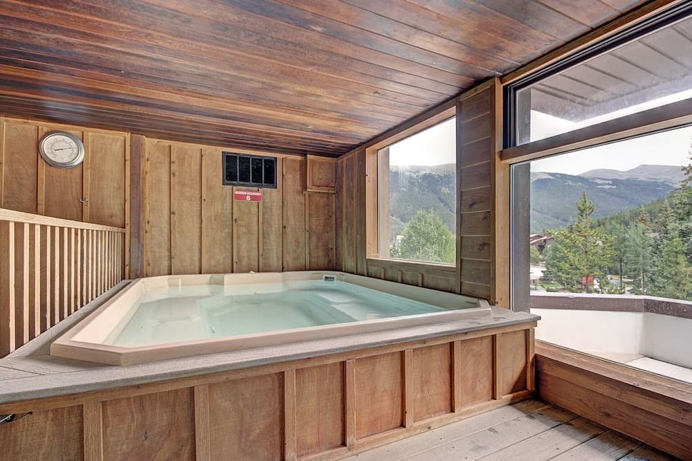 Mp506h Mountain Plaza Hotel Room Hot Tub 1 Bedroom Hotel Room interior in Copper Mountain, CO — gallery photo 2