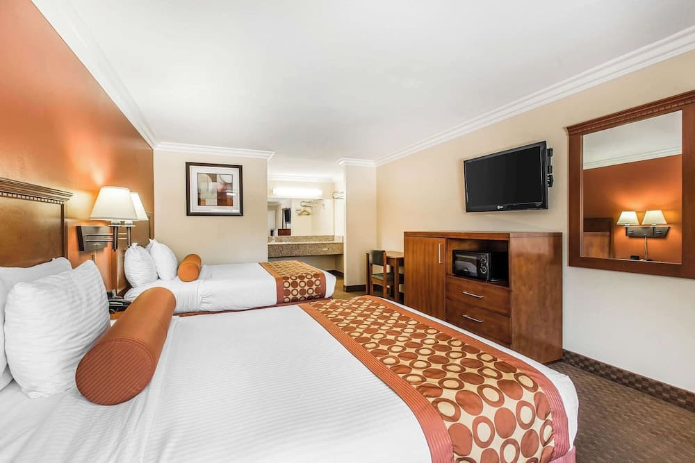 Rodeway Inn & Suites Canyon Lake-Menifee West interior in Menifee, CA — gallery photo 2