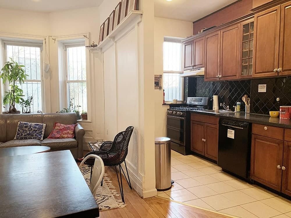 Lovely two Bedroom With Patio! interior in Brooklyn, NY — gallery photo 2