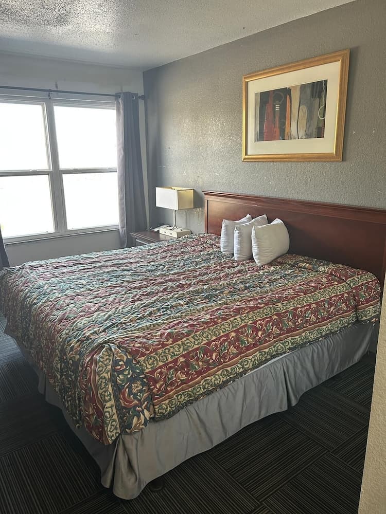 LAKEVIEWINN interior in Lake St Louis — gallery photo 2