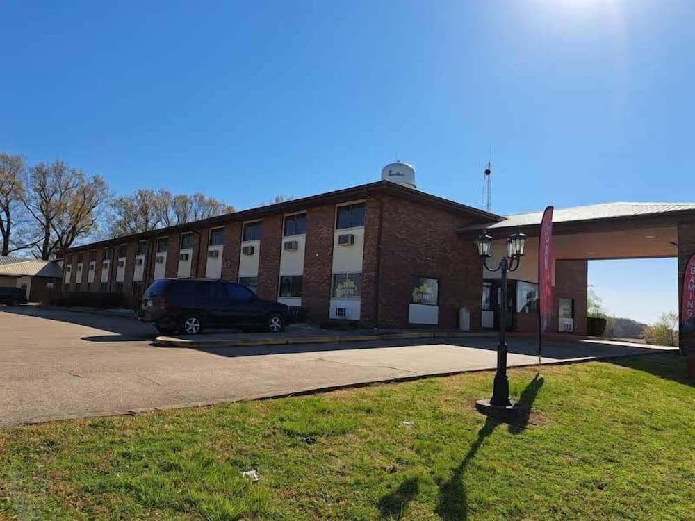 Regency Inn featured exterior or lobby in Ullin, IL — similar hotel