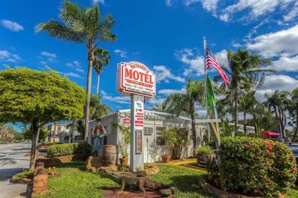 Richards Motel Courtyard featured exterior or lobby in Hollywood, FL — similar hotel