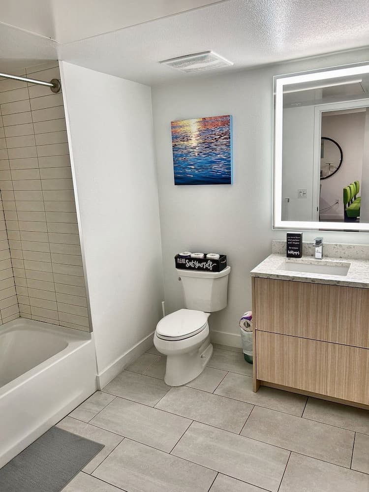 StaysPro - GORGEOUS Hollywood Living Los Angeles interior in Los Angeles, CA — gallery photo 2