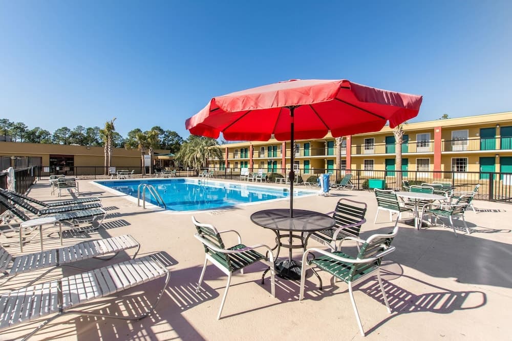 Clarion Inn Columbia Airport property views in West Columbia, SC — gallery photo 3