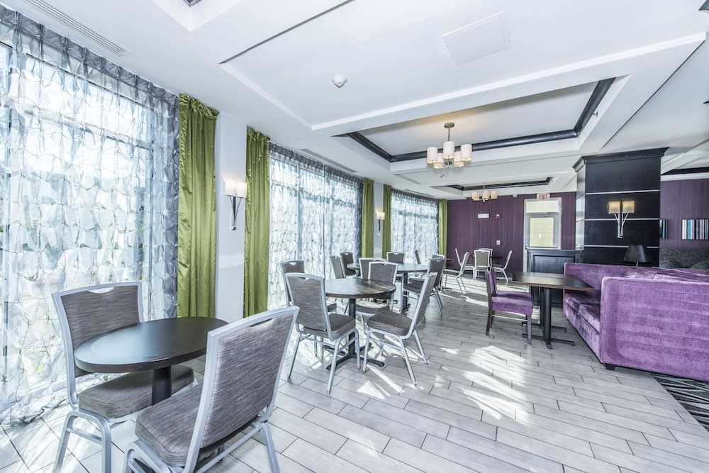 Holiday Inn Express & Suites Charleston Arpt-Conv Ctr Area gallery photo in North Charleston, SC — image 66