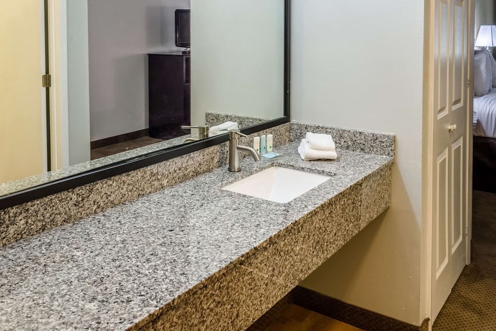 Quality Inn Gulf Shores Airport property views in Gulf Shores, AL — gallery photo 3