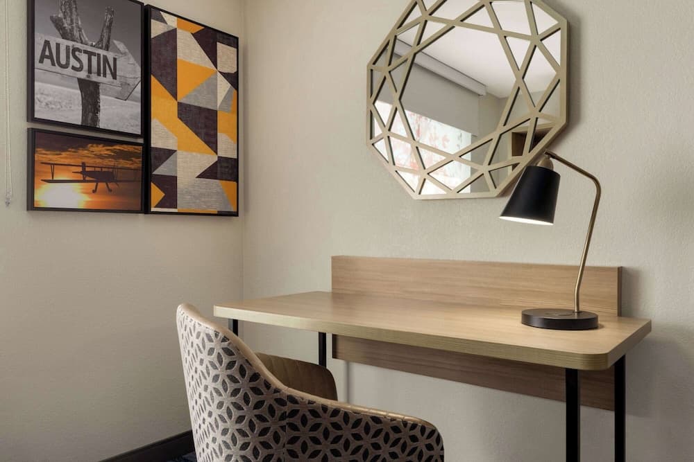 La Quinta Inn & Suites by Wyndham Austin Southwest interior in Austin, TX — gallery photo 2