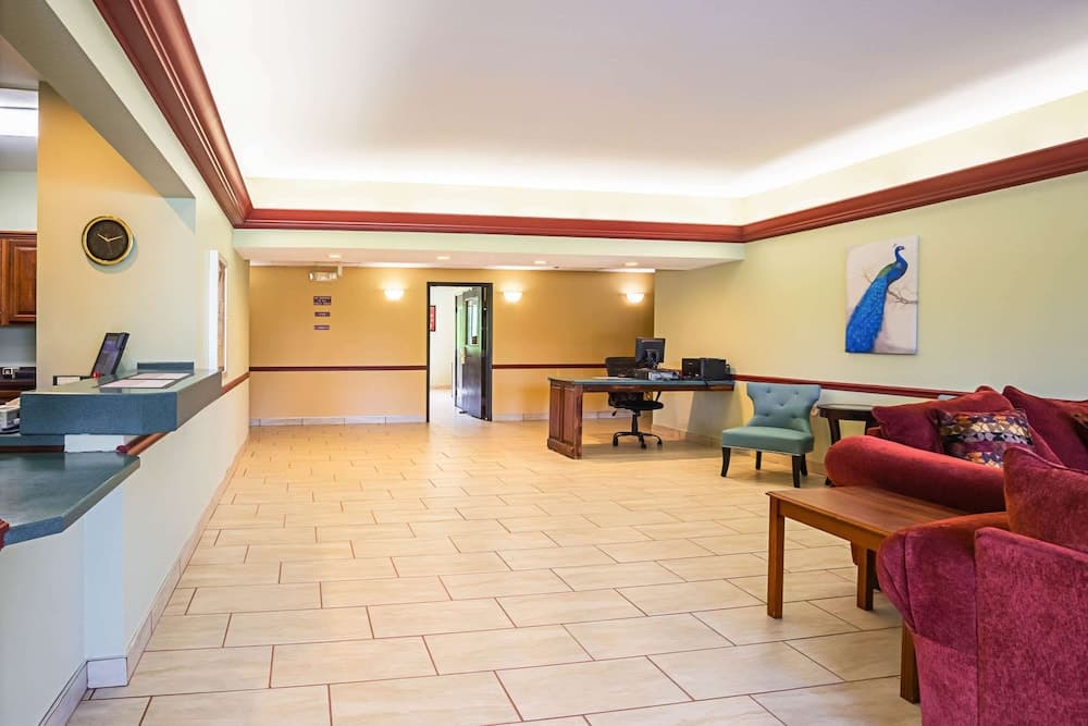 Econo Lodge Inn & Suites Ripley interior in Ripley, TN — gallery photo 2