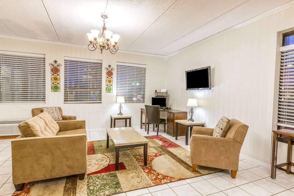 Days Inn by Wyndham Syracuse interior in Syracuse, NY — gallery photo 2