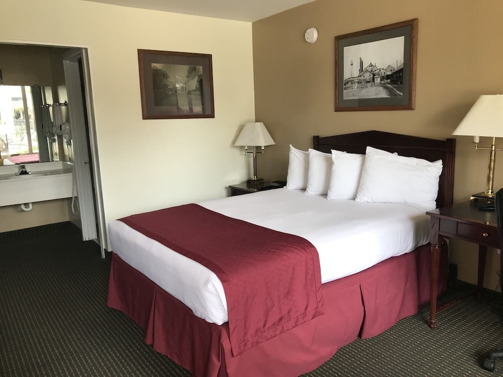 Carmel Inn & Suites interior in Thibodaux, LA — gallery photo 2