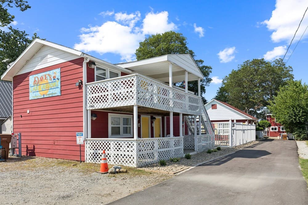 Dave's Last Resort Lakeside - Long Stay Discount - Comfy Cabin 5 1 Bedroom Hotel Room interior in Monticello, IN — gallery photo 2