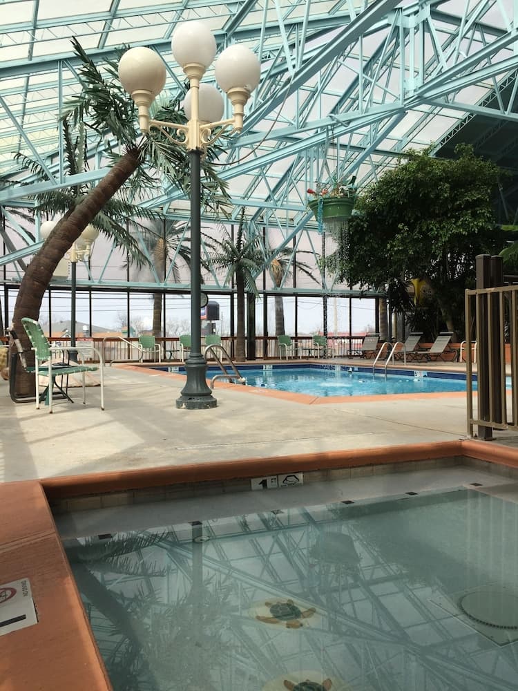 Wildwood Inn Tropical Dome & Theme Suites interior in Florence, KY — gallery photo 2