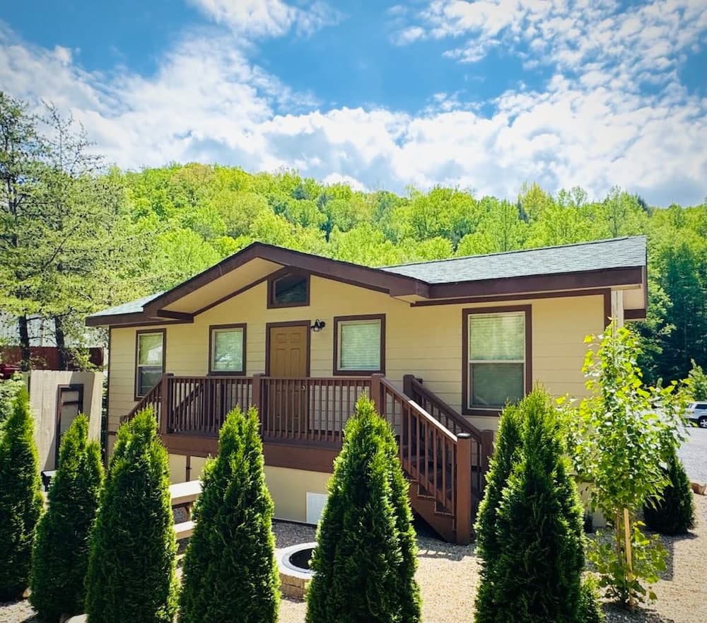Dudley Creek RV Resort interior in Gatlinburg, TN — gallery photo 2