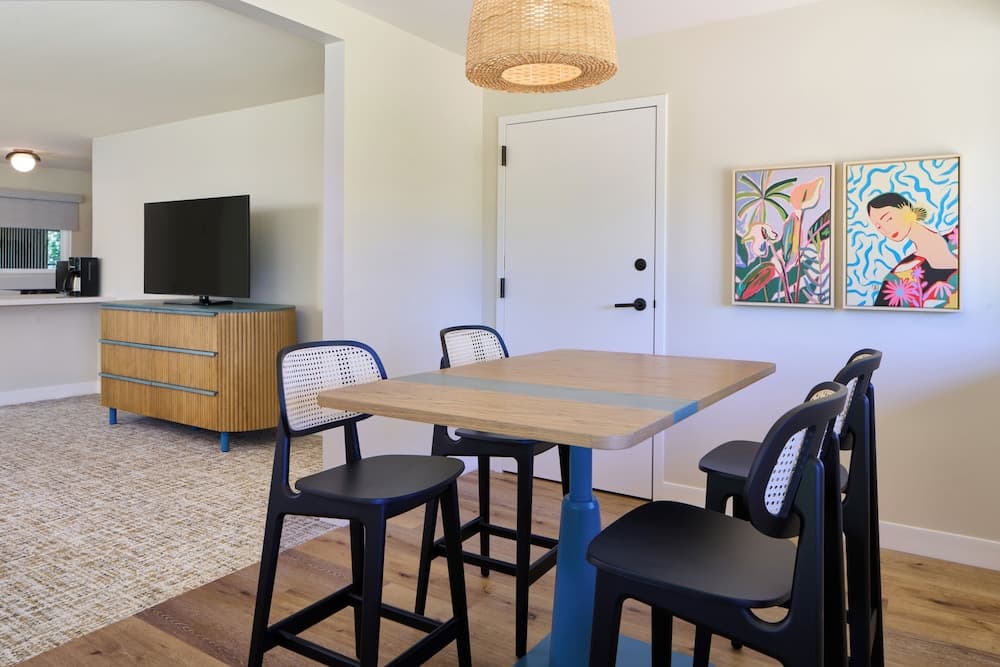 Royal Lahaina Bungalows & Spa interior in Lahaina, HI — gallery photo 2