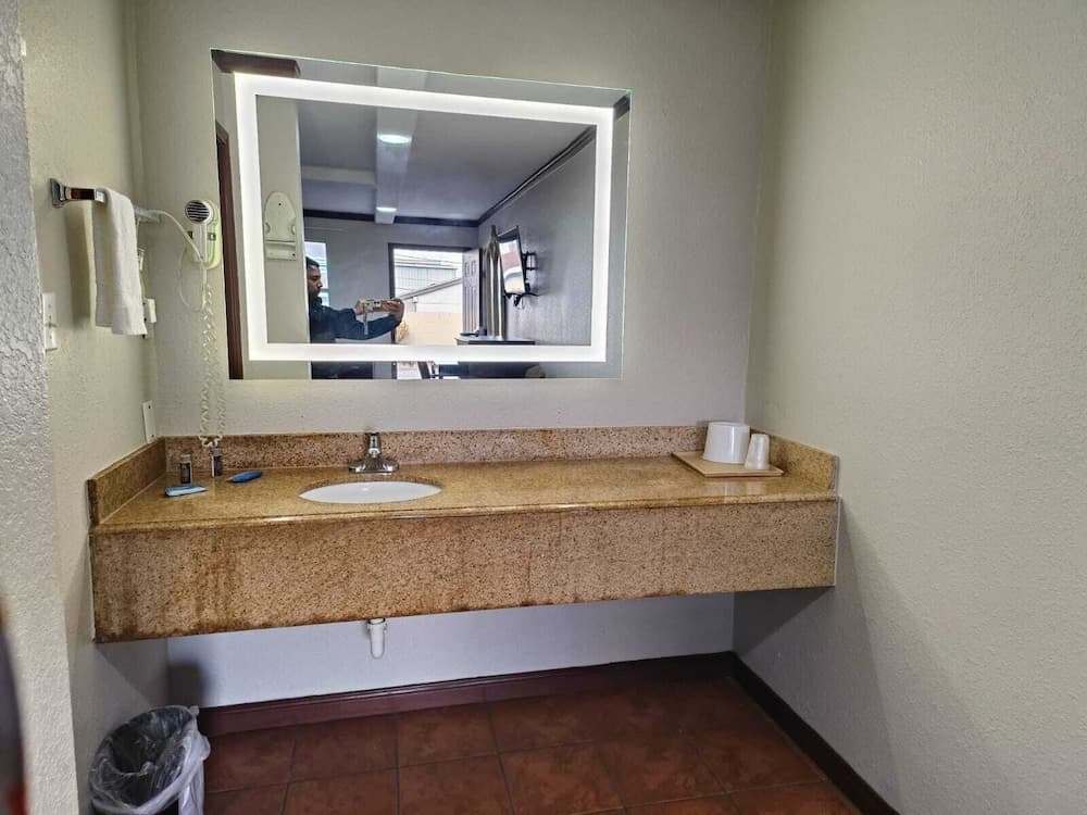 American Inn & Suites By Capital O Victoria US-59 interior in Victoria, TX — gallery photo 2