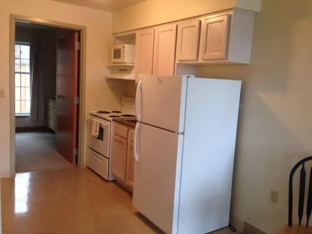 All Suites Inn Budget Host interior in Lewisburg, PA — gallery photo 2