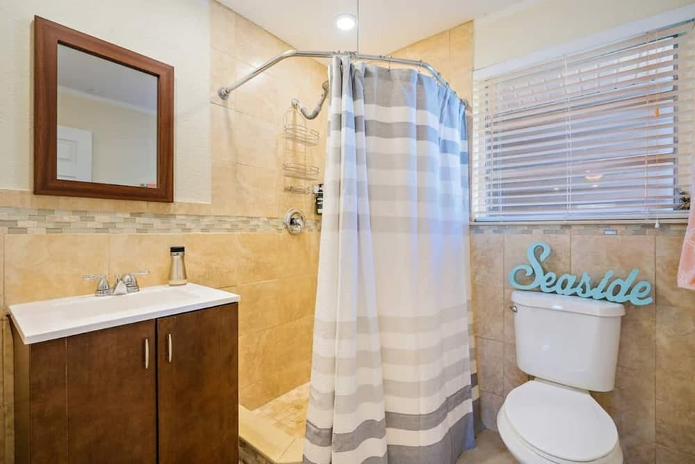 Home w/ Guest Suite Pool Near PGA & Beach interior in Palm Beach Gardens, FL — gallery photo 2