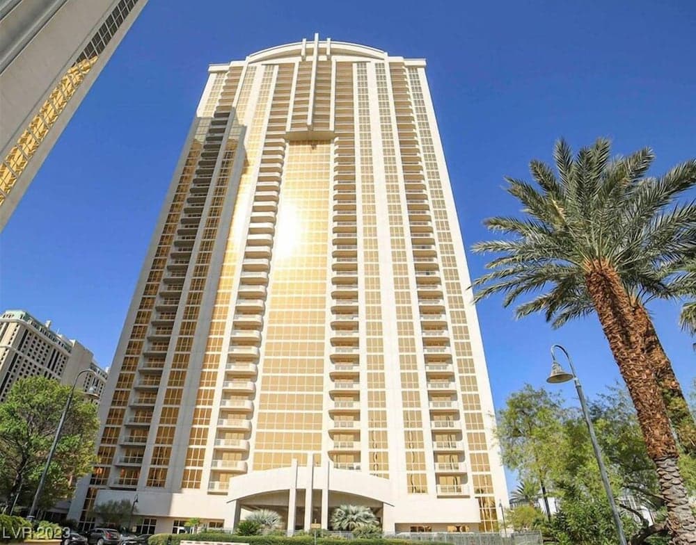 Premium Suite w/balcony at The Signature featured exterior or lobby in Las Vegas, NV — similar hotel
