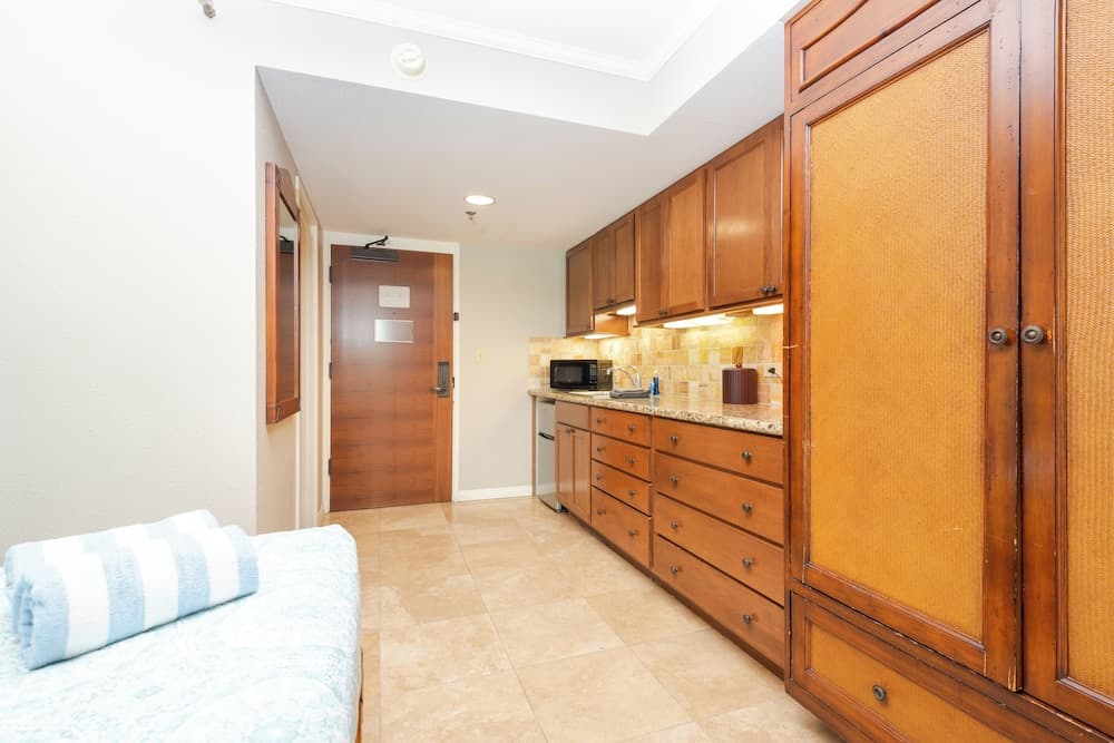 Luana Waikiki by Tropical Escapes Realty interior in Honolulu, HI — gallery photo 2