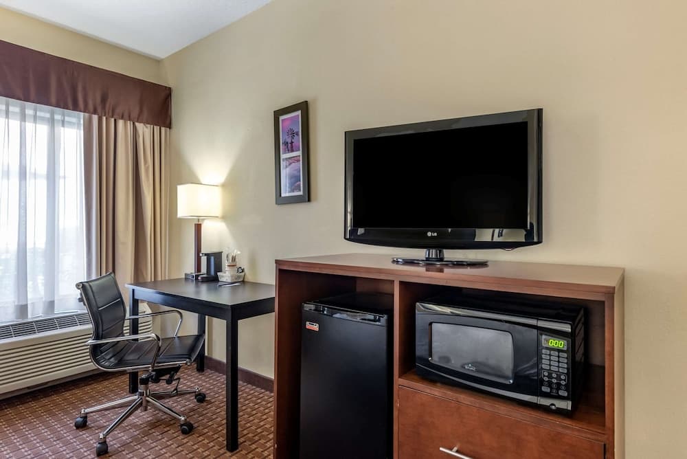 Comfort Inn & Suites Warsaw near US-30 interior in Warsaw, IN — gallery photo 2