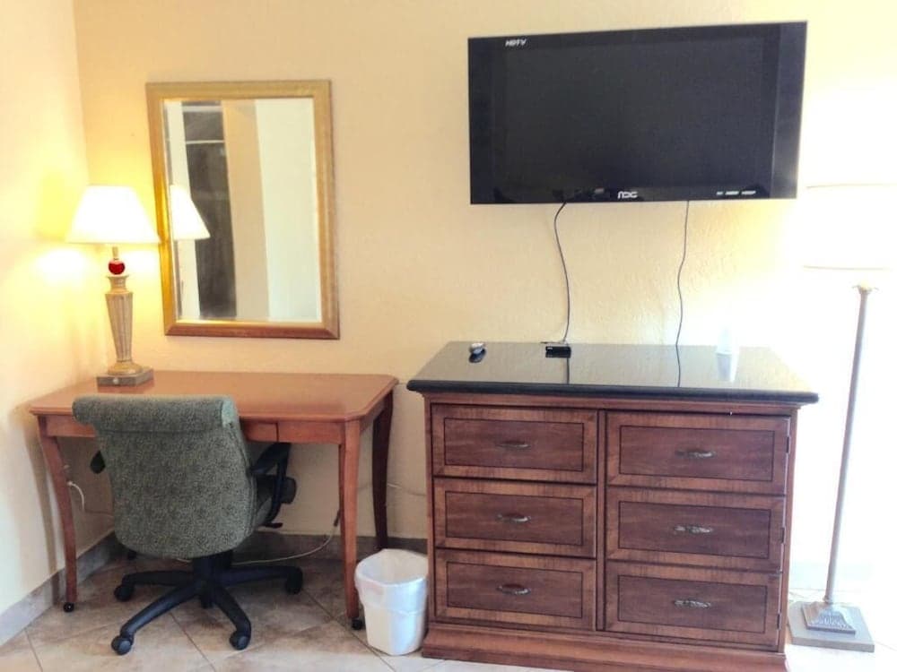 Cadillac Motel property views in Sarasota, FL — gallery photo 3