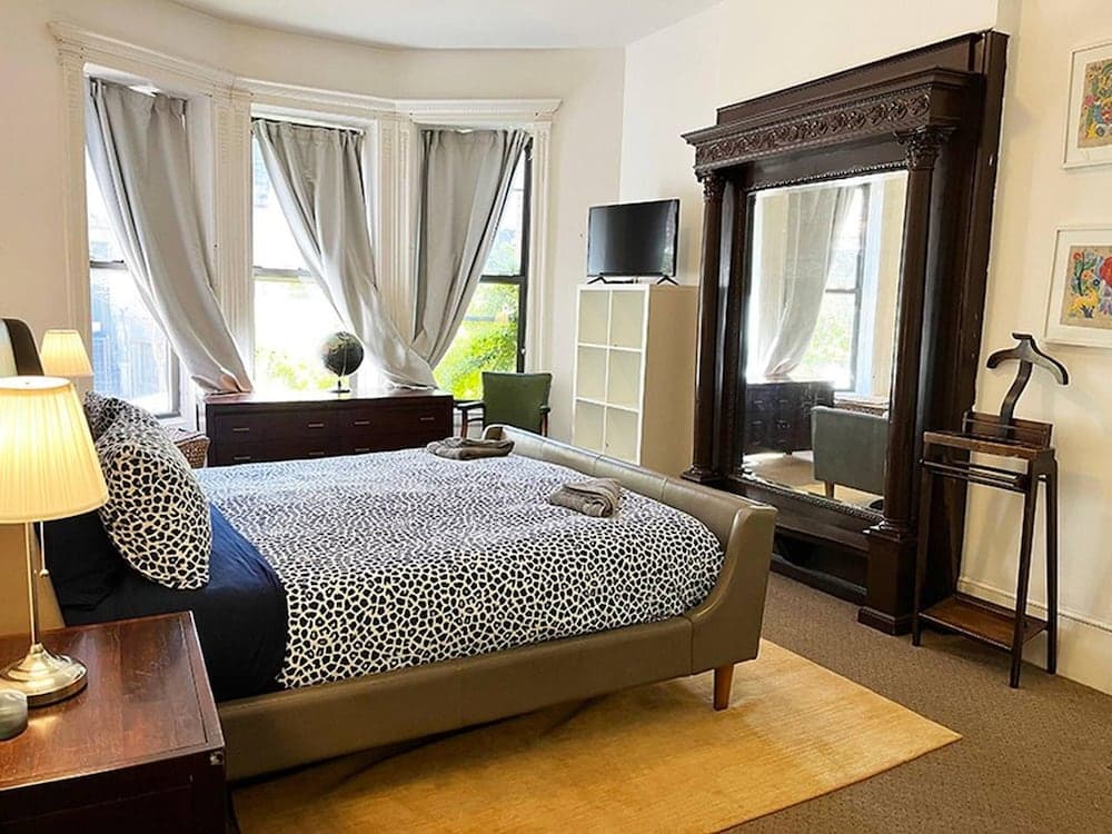 Lovely two Bedroom With Patio! featured exterior or lobby in Brooklyn, NY — similar hotel