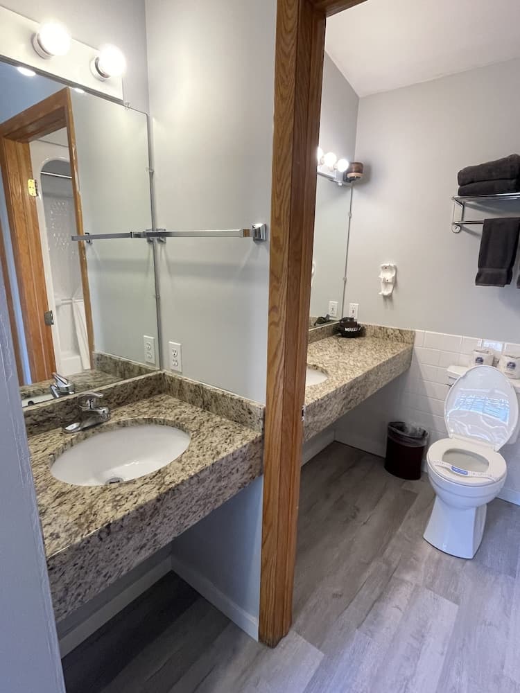 Lake Bluff Inn and Suites interior in South Haven, MI — gallery photo 2