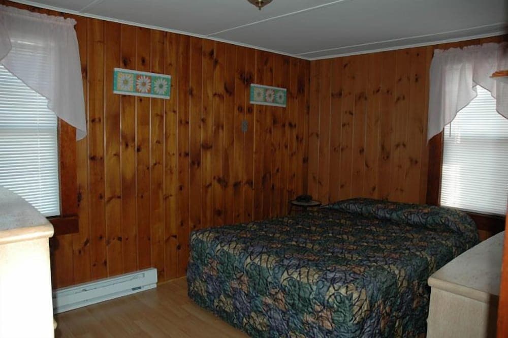 Channel Watefront Cottages interior in Laconia, NH — gallery photo 2