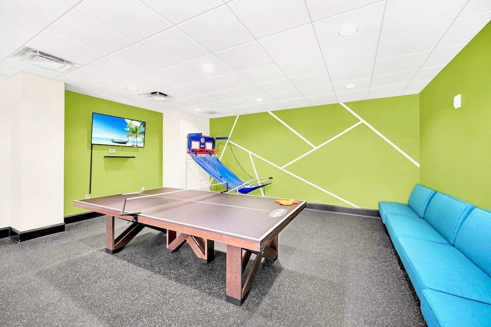 Upstay Modern 3BR Getaway w Pool and Hot Tub interior in Winter Garden, FL — gallery photo 2