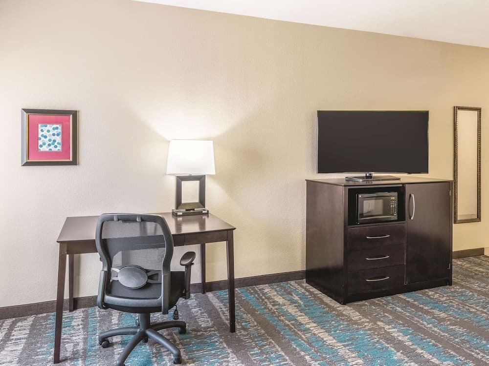 La Quinta Inn & Suites by Wyndham Dallas Grand Prairie South gallery photo in Grand Prairie, TX — image 22