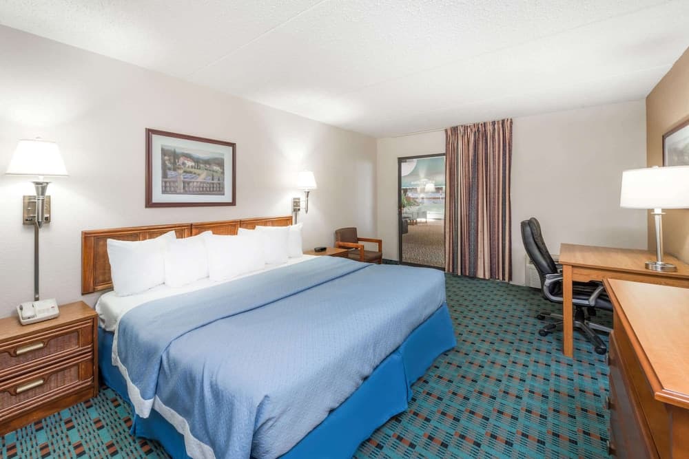 Days Inn by Wyndham Kirksville property views in Kirksville, MO — gallery photo 3