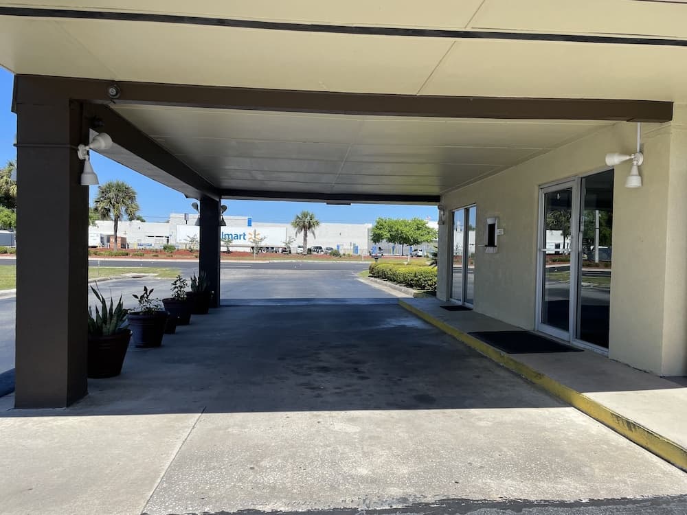 Driftwood Inn interior in Lake City, FL — gallery photo 2
