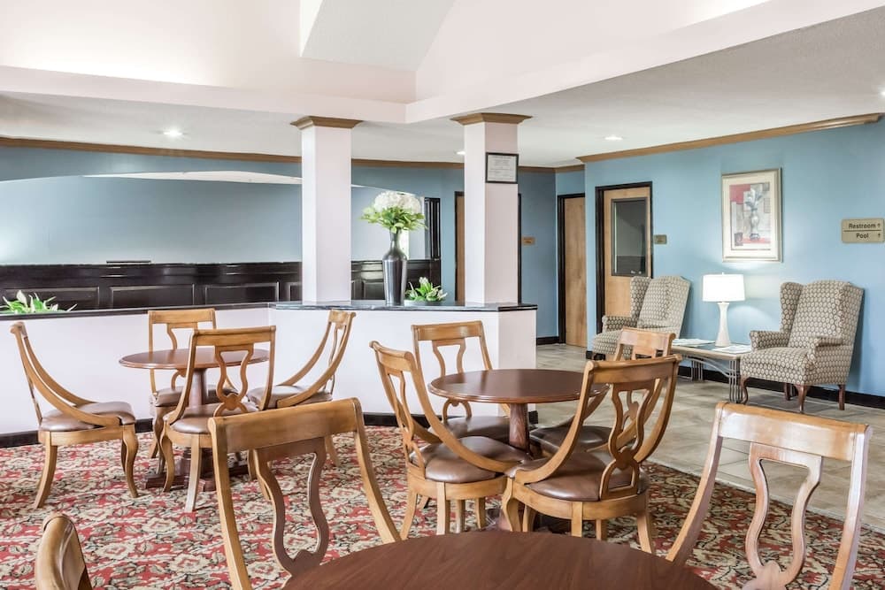 Days Inn by Wyndham Selma interior in Selma, NC — gallery photo 2