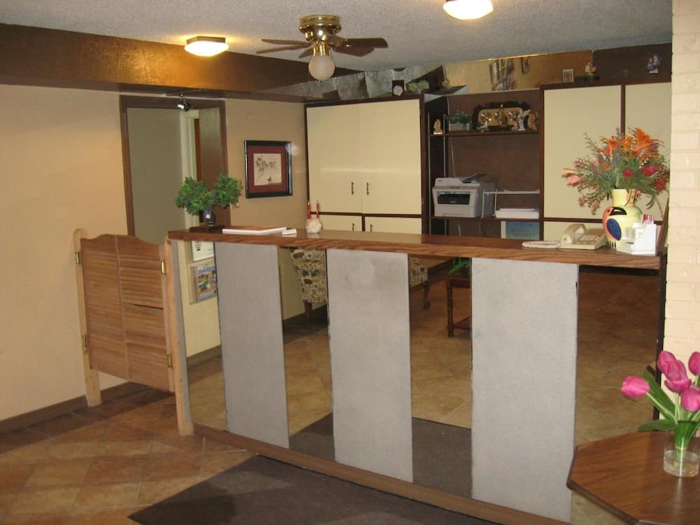 Candlelight Inn by Capital O Scottsbluff interior in Scottsbluff, NE — gallery photo 2