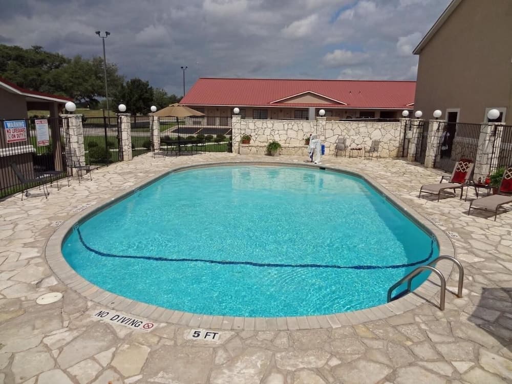 Texan Inn By OYO Beeville US-181 property views in Beeville, TX — gallery photo 3