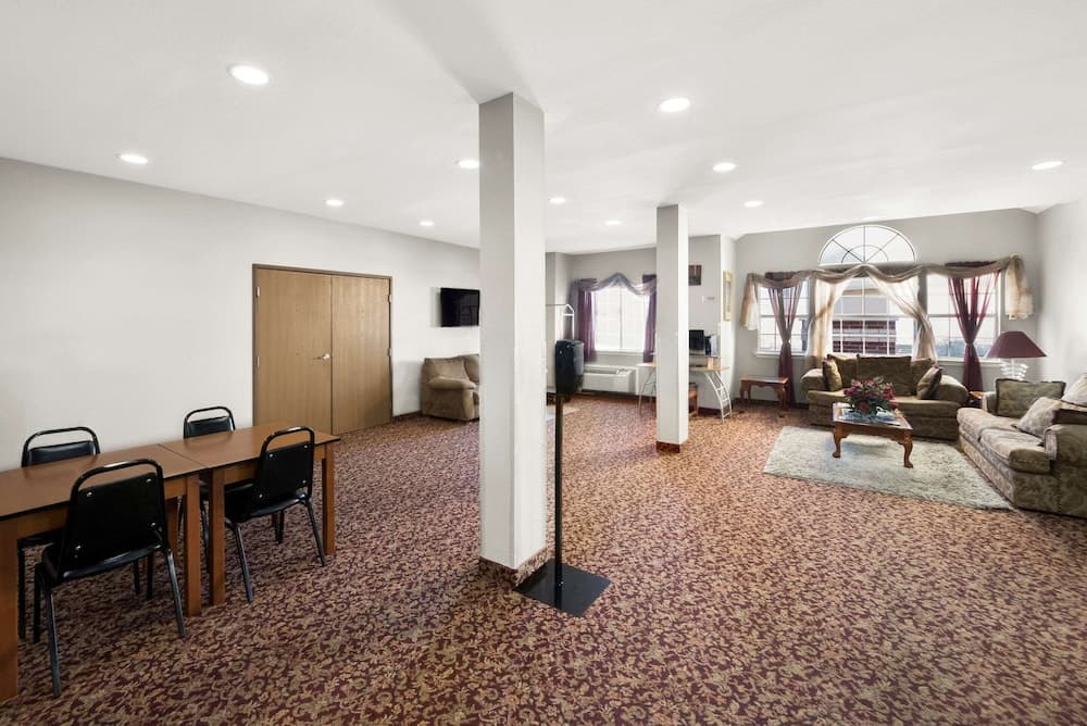 Econo Lodge Inn & Suites Mesquite - Dallas East gallery photo in Mesquite, TX — image 6