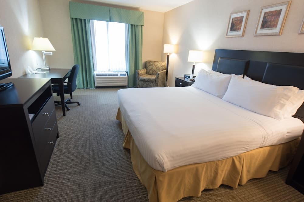 Holiday Inn Express Hotel & Suites in North East (Erie) by IHG interior in North East — gallery photo 2