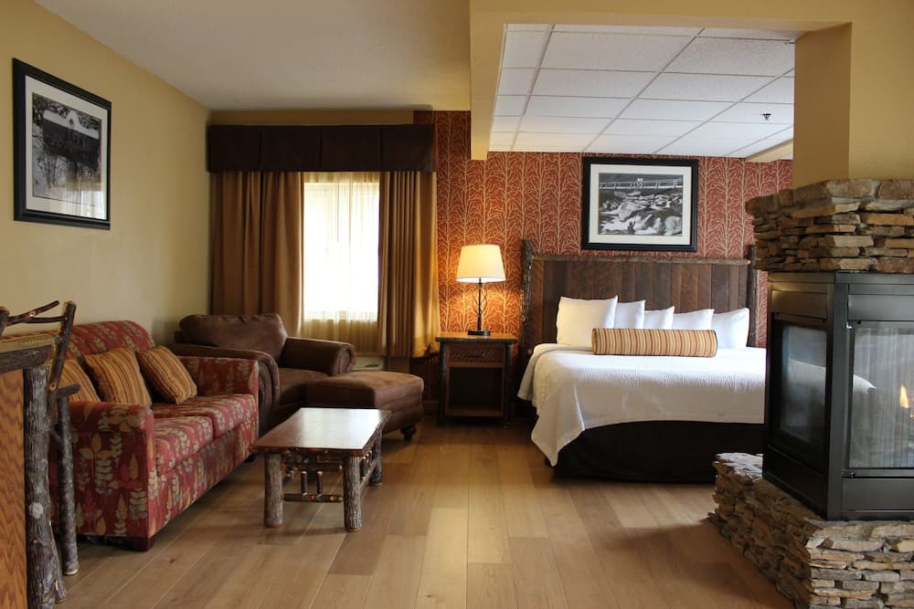 Old Creek Lodge interior in Gatlinburg, TN — gallery photo 2