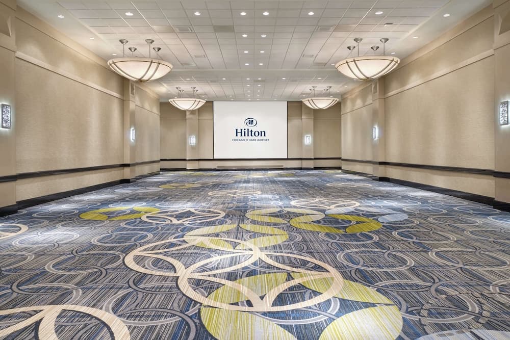 Hilton Chicago O'Hare Airport property views in Chicago, IL — gallery photo 3