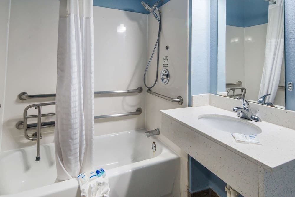 Rodeway Inn Carrollton I-35E gallery photo in Carrollton, TX — image 19