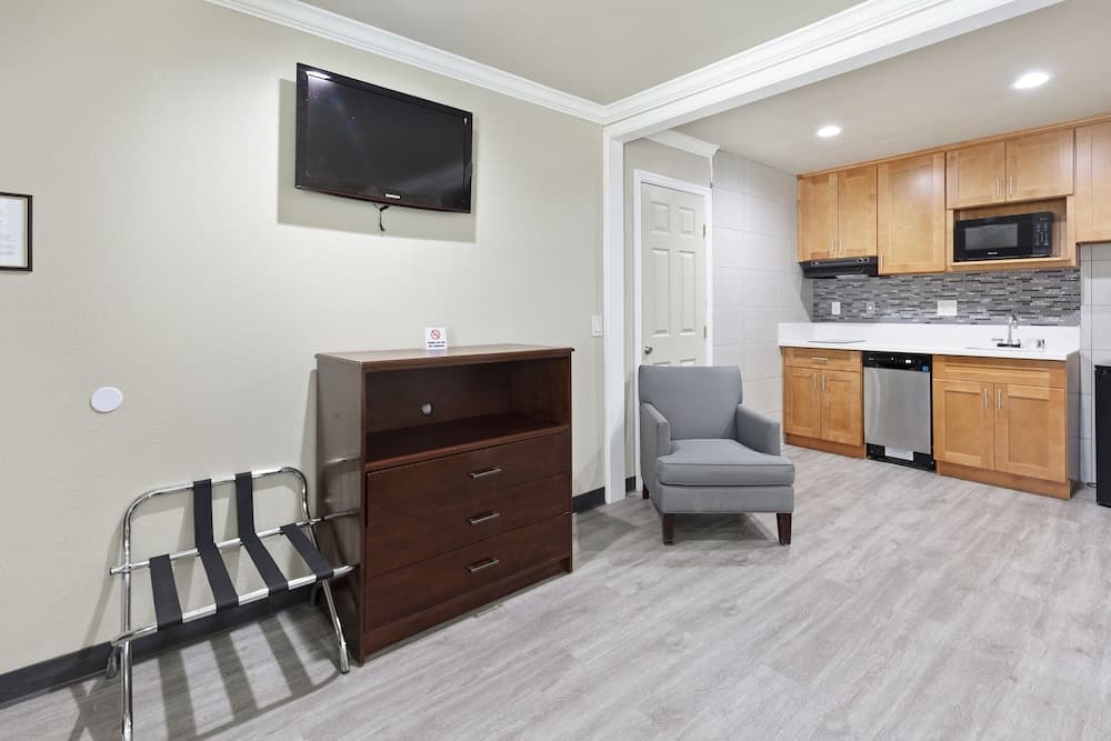 Le Blanc Inn & Suites gallery photo in El Monte, CA — image 57