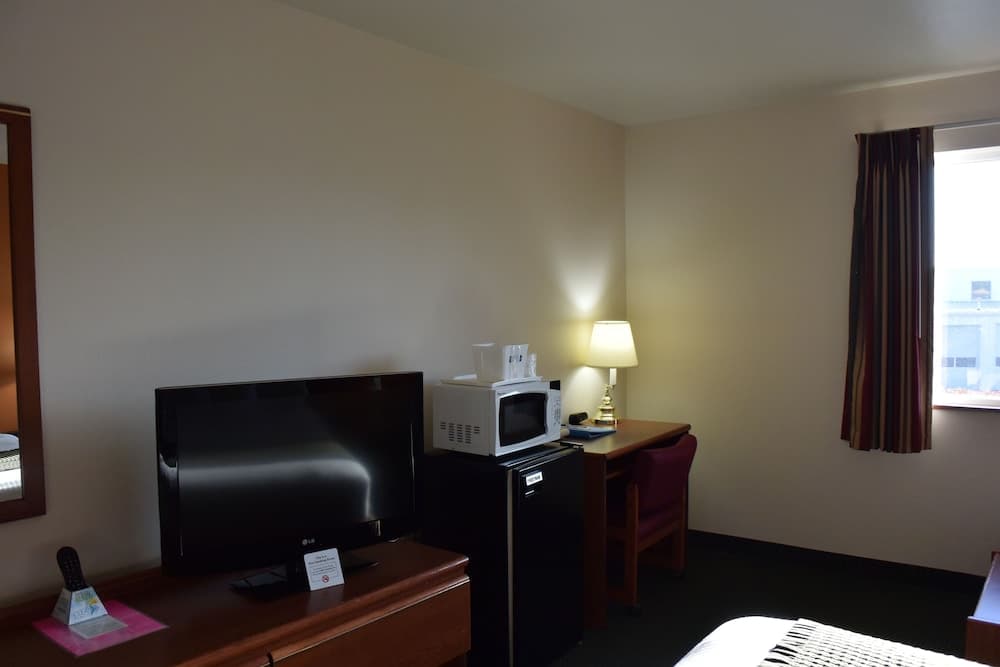 Travelodge Suites by Wyndham Newberg interior in Newberg, OR — gallery photo 2