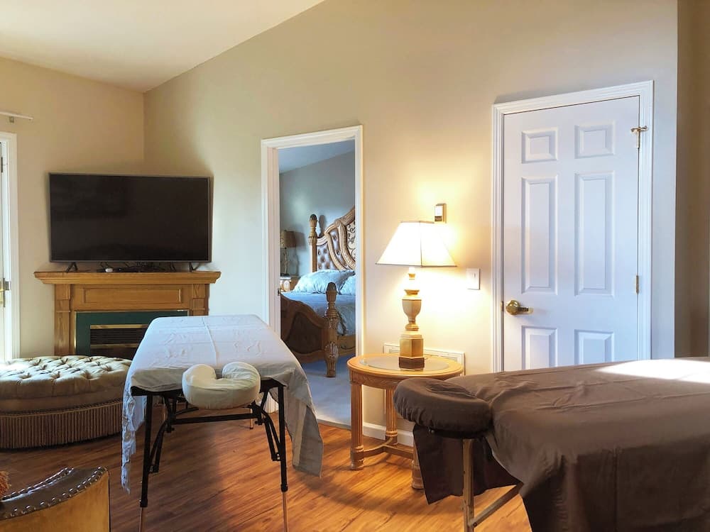 Grand Wood Suites gallery photo in Nashville, IN — image 11