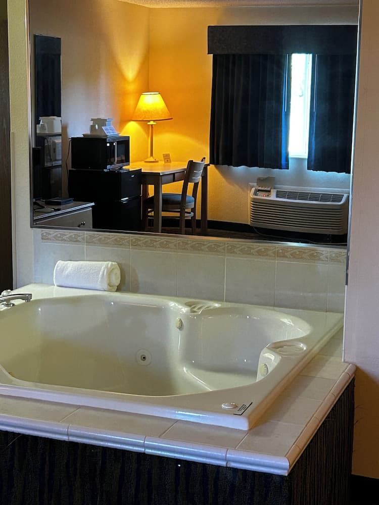 Ameristay Hotel Inn & Suites Waverly property views in Waverly, OH — gallery photo 3