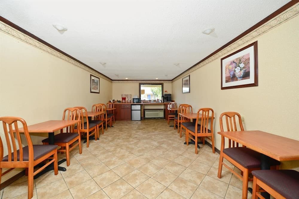 Americas Best Value Inn & Suites Warren Detroit property views in Warren, MI — gallery photo 3