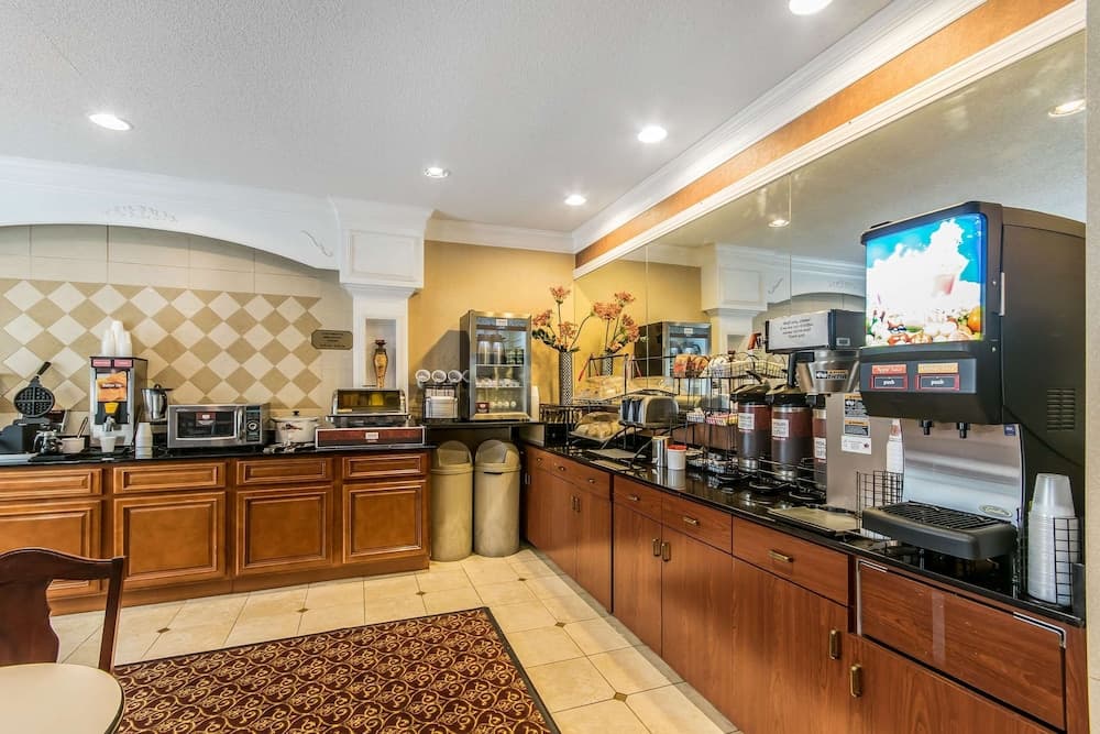 Quality Inn & Suites Evansville North gallery photo in Evansville, IN — image 13
