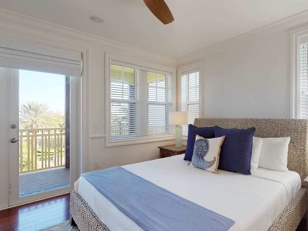 Marlin Bay Resort & Marina interior in Marathon, FL — gallery photo 2