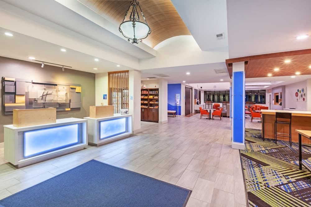 Holiday Inn Express Hotel & Suites Orange by IHG interior in Orange, TX — gallery photo 2