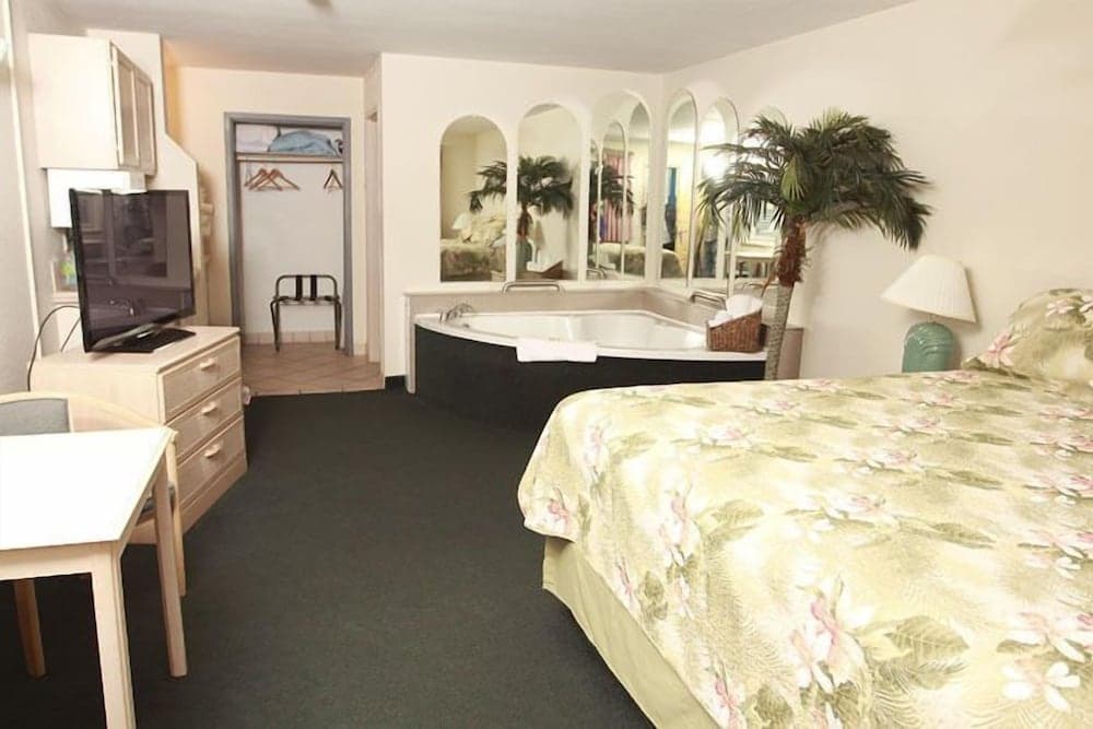 Beachfront Resort gallery photo in Port Clinton, OH — image 32